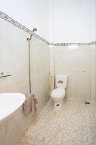 Phòng tắm nhà phố đường Đào Tông Nguyên, Nhà Bè Nhà phố hướng Tây Bắc diện tích 108m2, hẻm xe hơi rộng.