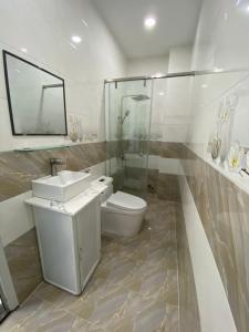 Toilet nhà phố Nhà phố Bình Tân hướng Bắc thiết kế hiện đại, hẻm xe hơi.