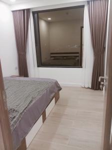 Phòng ngủ Kingdom 101, Quận 10 Căn hộ Kingdom 101 tầng trung, ban công view thành phố.