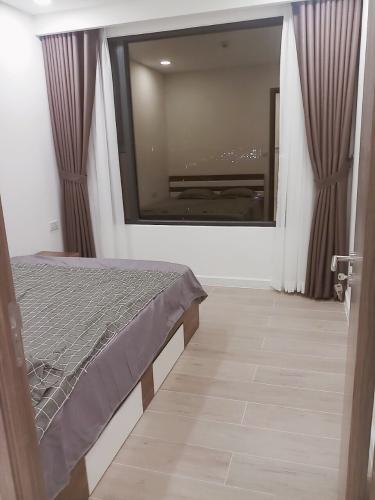 Phòng ngủ Kingdom 101, Quận 10 Căn hộ Kingdom 101 tầng trung, ban công view thành phố.