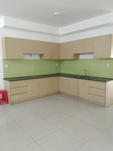 Phòng bếp Oriental Plaza, Tân Phú Căn hộ Oriental Plaza tầng trung, view nội khu mát mẻ.