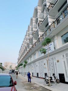 Mặt tiền nhà phố Bình Tân  Nhà phố khu Lux Home Gardens diện tích sử dụng 220m2, hướng Tây.