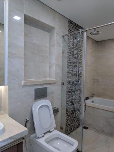 Toilet căn hộ Vinhomes Golden River Cho thuê căn hộ Vinhomes Golden River 2PN, tháp The Aqua 3, diện tích 78m2, đầy đủ nội thất