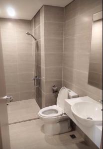 Toilet Vinhomes Grand Park Quận 9 Căn hộ Vinhomes Grand Park tầng trung, nhìn ra view nội khu.