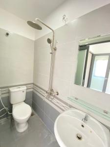 Nhà vệ sinh Nhà phố hướng Nam, 2 mặt tiền hẻm thông thoáng.