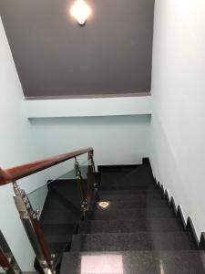 Cầu thang nhà phố Gò Vấp Nhà phố cửa hướng Đông hẻm xe hơi rộng, kết cấu 3 tầng.