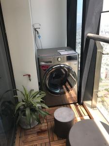 máy giặt Vinhomes Golden River Office-tel Vinhomes Golden River tầng cao, 1PN, đầy đủ nội thất