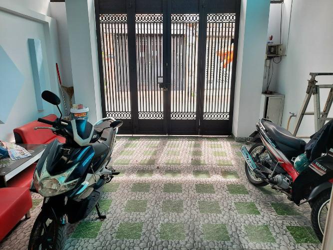 Sân trước nhà phố Phan Huy Ích, Gò Vấp Nhà phố hướng Đông Nam, nằm trong hẻm rộng buôn bán sầm uất