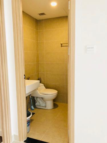 wc căn hộ 1+1 phòng ngủ the sun avenue Căn hộ The Sun Avenue đón view nội khu, nội thất đầy đủ.