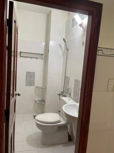 WC  Nhà phố hướng Tây hẻm xe tải rộng rãi, khu phố đông đúc.