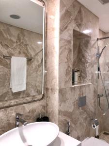 Phòng tắm Vinhomes Central Park Căn hộ Vinhomes Central Park tầng trung, đầy đủ nội thất