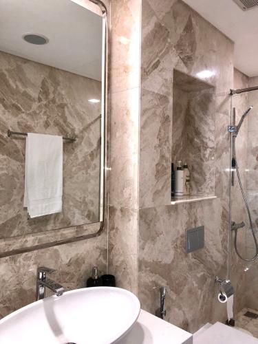 Phòng tắm Vinhomes Central Park Căn hộ Vinhomes Central Park tầng trung, đầy đủ nội thất