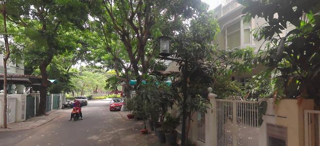 Đường di chuyển gần nhà phố Tân Phú  Nhà phố vườn 2 mặt tiền cửa chính hướng Đông Bắc, diện tích đất 126m2.