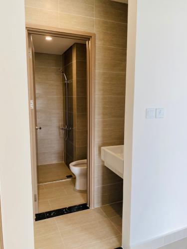 Toilet Vinhomes Grand Park Quận 9 Căn hộ Vinhomes Grand Park tầng 9, view sông và thành phố.