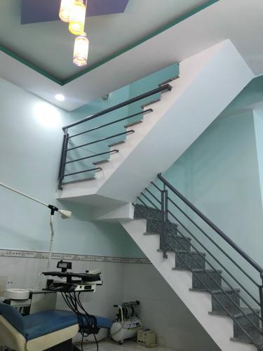 Phòng khách Nhà phố Quận Bình Tân hướng Bắc, sổ hồng riêng bàn giao nhanh.