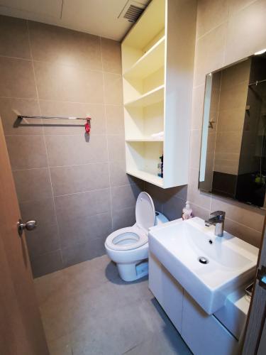 Phòng tắm căn hộ The Sun Avenue, Quận 2 Căn hộ The Sun Avenue tầng cao đón view thành phố thoáng mát.