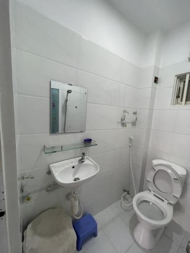 Phòng tắm nhà phố Quận Tân Bình Nhà phố Q.Tân Bình diện tích sử dụng 54.4m2, sổ hồng pháp lý rõ ràng.