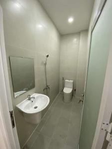 Phòng tắm nhà phố Quận Bình Tân Nhà phố mặt tiền đường 53C Q.Bình Tân hướng Nam diện tích sử dụng 222m2.