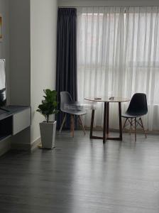 Phòng khách Botanica Premier, Tân Bình  Officetel Botanica Premier hướng Tây Nam, view nội khu.