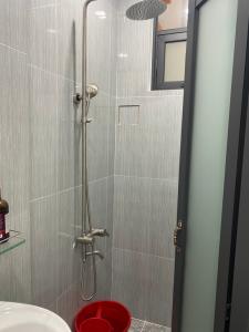 Phòng tắm nhà phố Quận 10 Nhà Quận 10 diện tích sử dụng 75.1m2 sổ hồng riêng, nội thất đầy đủ.