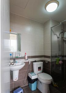 Phòng tắm The Park Residence, Nhà Bè Căn hộ The Park Residence view hồ bơi, hướng Đông Nam.