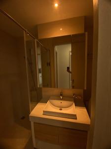 Phòng tắm căn hộ New City Thủ Thiêm, Quận 2 Căn hộ tầng trung New City Thủ Thiêm nội thất đầy đủ, view sông.