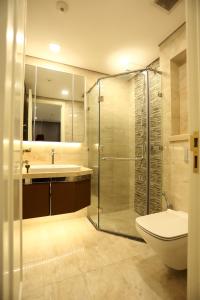 Phòng tắm căn hộ Vinhomes Golden River , Quận 1 Căn hộ Vinhomes Golden River đầy đủ nội thất, view thoáng mát.
