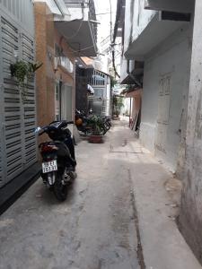 Đường nhà phố Nhà phố Phú Nhuận hướng Tây Nam hẻm rộng 4m, khu dân cư an ninh.