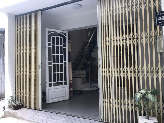 Mặt tiền nhà Nhà phố hẻm rộng 3m hướng Tây, diện tích 95.85m2.