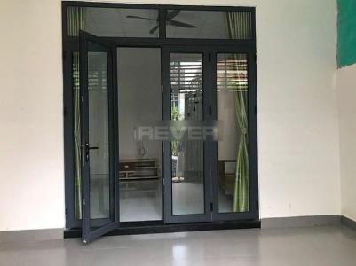 Nhà phố Quận Thủ Đức Nhà phố cấp 4 diện tích 100m2, có sân để xe rộng rãi.