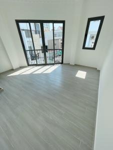 Không gian nhà phố Quận Bình Thạnh Nhà phố có 2 mặt tiền hẻm xe hơi hướng Bắc thoáng mát, sổ hồng riêng.