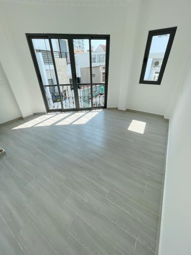 Không gian nhà phố Quận Bình Thạnh Nhà phố có 2 mặt tiền hẻm xe hơi hướng Bắc thoáng mát, sổ hồng riêng.