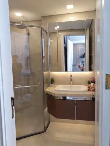 Toilet căn hộ Vinhomes Golden River Cho thuê officetel Vinhomes Golden River 2PN, tháp The Aqua 3, đầy đủ nội thất