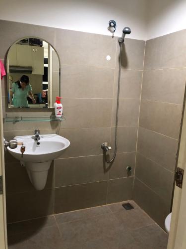 Phòng tắm căn hộ Sunview Town, Thủ Đức Căn hộ Sunview Town cửa hướng Đông Bắc, đầy đủ nội thất.