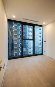 Phòng ngủ Vinhomes Golden River, Quận 1 Căn hộ Vinhomes Golden River tầng cao, ban công view Đông Bắc.