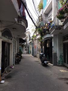 Đường hẻm nhà phố Quận Gò Vấp Nhà 1 trệt 1 lầu Q.Gò Vấp hướng Đông, sổ hồng riêng và nội thất cơ bản.