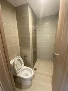 Toilet Vinhomes Grand Park Quận 9 Căn hộ Vinhomes Grand Park view sông thoáng mát, 2 phòng ngủ.