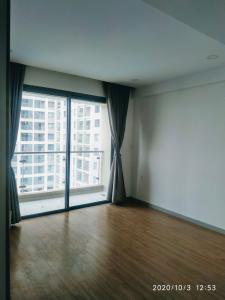 Phòng khách The Gold View, Quận 4 Căn hộ The Gold View tầng trung, đón view sông Sài Gòn mát mẻ.