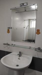 Phòng tắm Him Lam Chợ Lớn Quận 6 Căn hộ Him Lam Chợ Lớn hướng Đông Nam, đầy đủ nội thất.