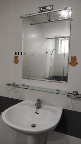 Phòng tắm Him Lam Chợ Lớn Quận 6 Căn hộ Him Lam Chợ Lớn hướng Đông Nam, đầy đủ nội thất.