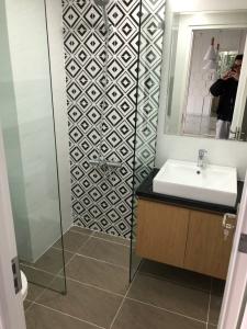 Nhà vệ sinh Saigon South Residence  Căn hộ Saigon South Residence tầng 11, ban công hướng Đông.