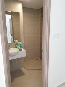 Toilet Vinhomes Grand Park Quận 9 Căn hộ tầng cao Vinhomes Grand Park ban công đón gió mát mẻ.