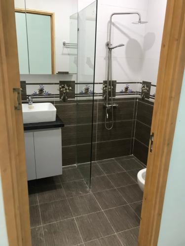 Phòng tắm nhà phố Gò Vấp Nhà phố cửa hướng Đông hẻm xe hơi rộng, kết cấu 3 tầng.