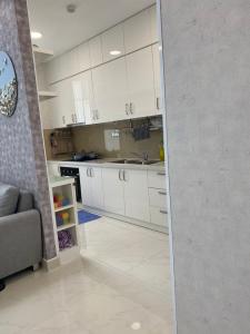 phòng bếp căn hộ sài gòn mia Bán căn hộ Saigon Mia thiết kế hiện đại, nội thất đầy đủ.