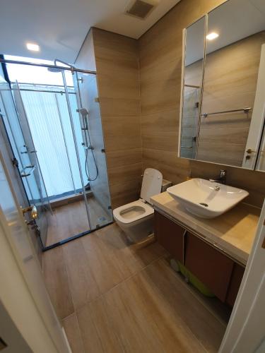 toilet CHO THUÊ CĂN HỘ VINHOMES GOLDEN RIVER TẦNG CAO
