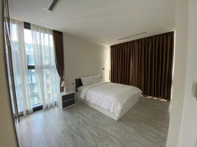 phòng ngủ Căn hộ Vinhomes Golden River tầng cao, nội thất đầy đủ.