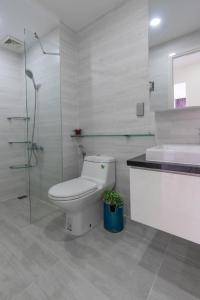 Toilet căn hộ SUNRISE CITY Bán căn hộ Sunrise City 3PN, tầng thấp, diện tích 110m2, sổ hồng, không có nội thất