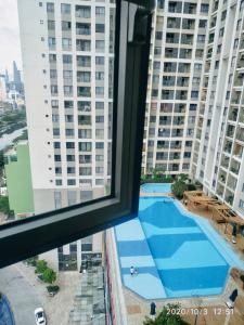 View hồ bơi The Gold View, Quận 4 Căn hộ The Gold View tầng trung, đón view sông Sài Gòn mát mẻ.