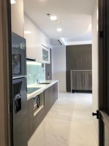 Phòng bếp Phú Mỹ Hưng Midtown Căn hộ Phú Mỹ Hưng Midtown hướng Đông Nam, đầy đủ nội thất.