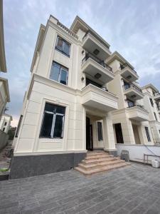 Mặt tiền căn biệt thự Quận 1 Biệt thự Vinhomes Golden River, kết cấu gồm 1 hầm 1 trệt và 3 lầu.